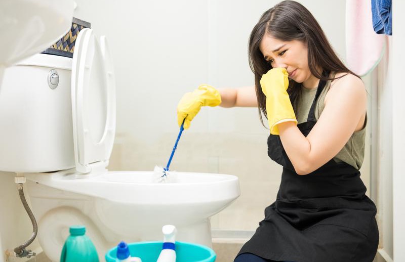 tự thông tắc bồn cầu tại nhà